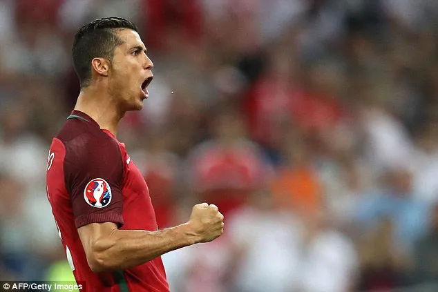 Chiếc micro Ronaldo ném xuống hồ được mang đi đấu giá ảnh 3